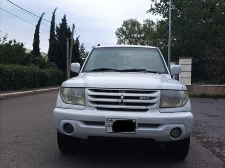Mitsubishi Pajero io 2000
