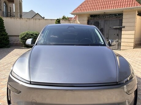 Tesla Model Y 2025