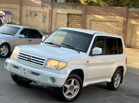 Mitsubishi Pajero io 2000