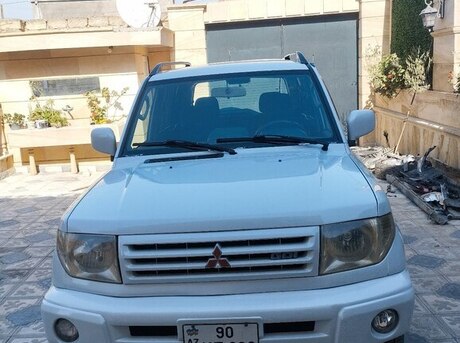 Mitsubishi Pajero io 2000