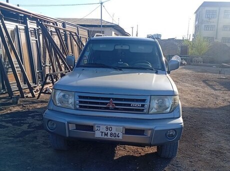 Mitsubishi Pajero io 2000