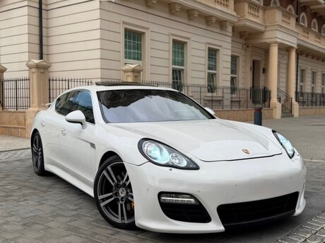 Porsche Panamera GTS 2011