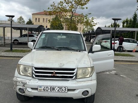 Mitsubishi Pajero io 2000