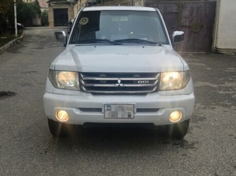 Mitsubishi Pajero io 2001
