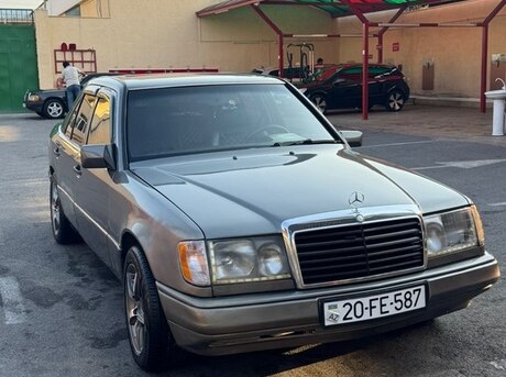 Mercedes 220 E 1985