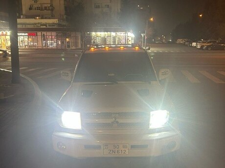Mitsubishi Pajero io 1999
