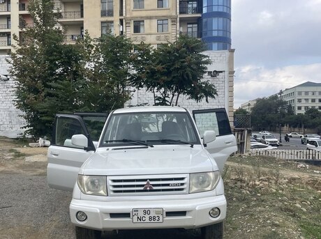 Mitsubishi Pajero io 2000