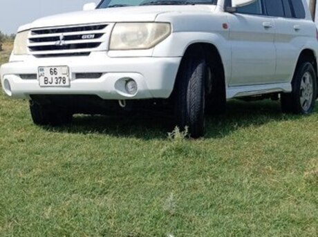 Mitsubishi Pajero io 2000