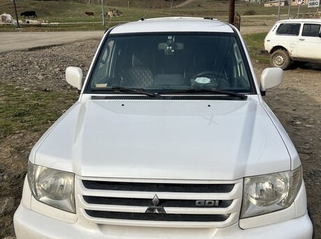 Mitsubishi Pajero io 2000