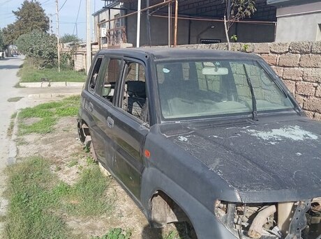 Mitsubishi Pajero io 2000