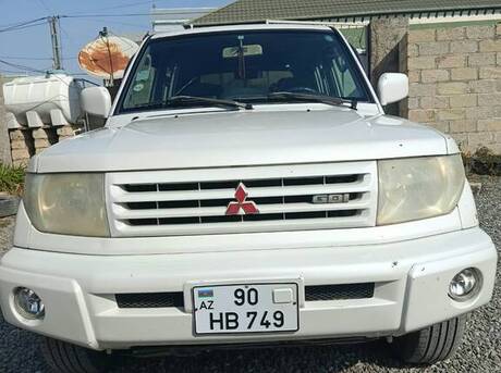 Mitsubishi Pajero io 2000