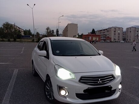 Mitsubishi Attrage 2015
