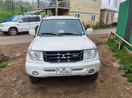 Mitsubishi Pajero io 2000
