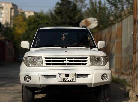 Mitsubishi Pajero io 2000