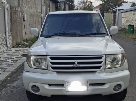 Mitsubishi Pajero io 2000
