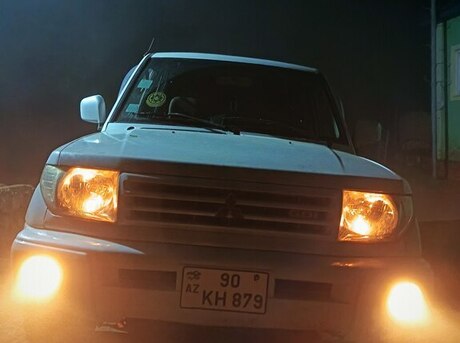Mitsubishi Pajero io 1999