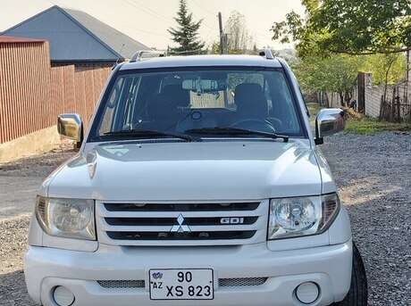 Mitsubishi Pajero io 2000