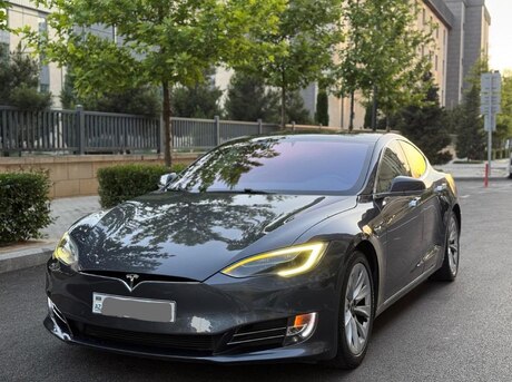 Tesla Model S 2018