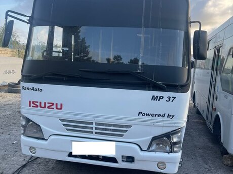Isuzu NP 37 2011