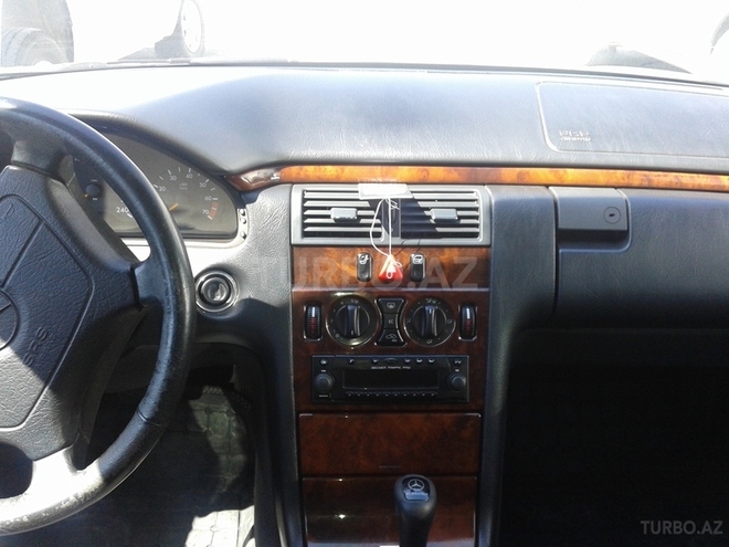Mercedes E 240 1998, 300,000 km - 2.4 l - Bakı