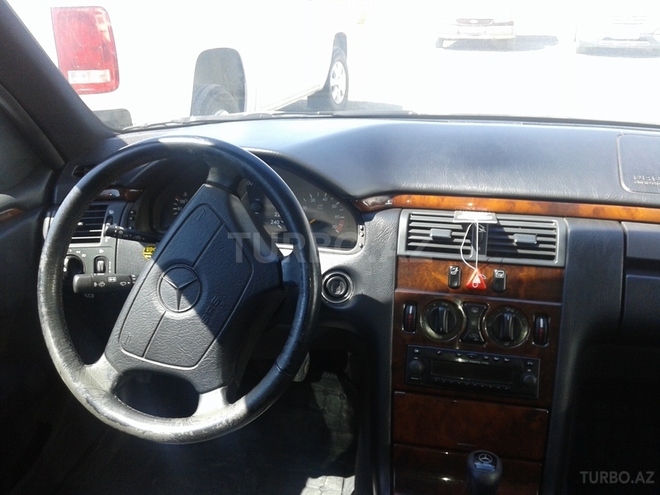 Mercedes E 240 1998, 300,000 km - 2.4 l - Bakı