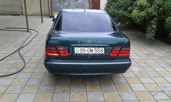 Mercedes E 240 2000, 104,500 km - 2.6 l - Bakı