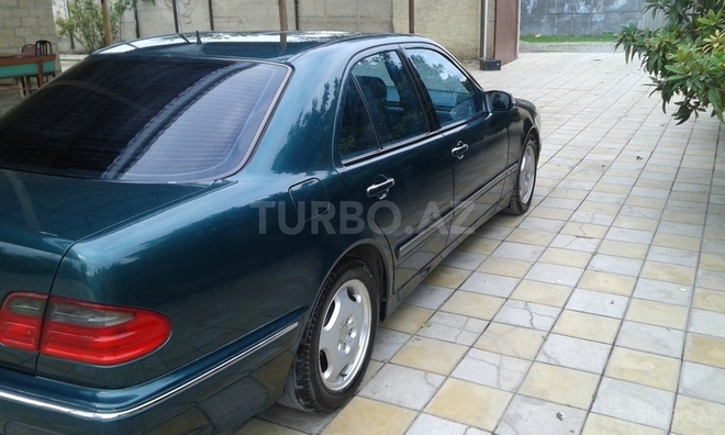Mercedes E 240 2000, 104,500 km - 2.6 l - Bakı