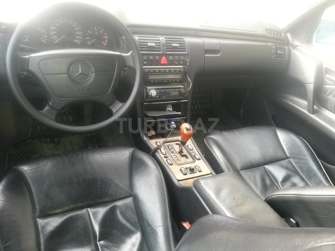 Mercedes E 220 1998, 298,000 km - 2.2 l - Bakı