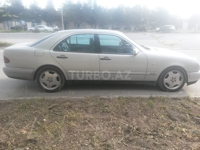 Mercedes E 220 1998, 298,000 km - 2.2 l - Bakı