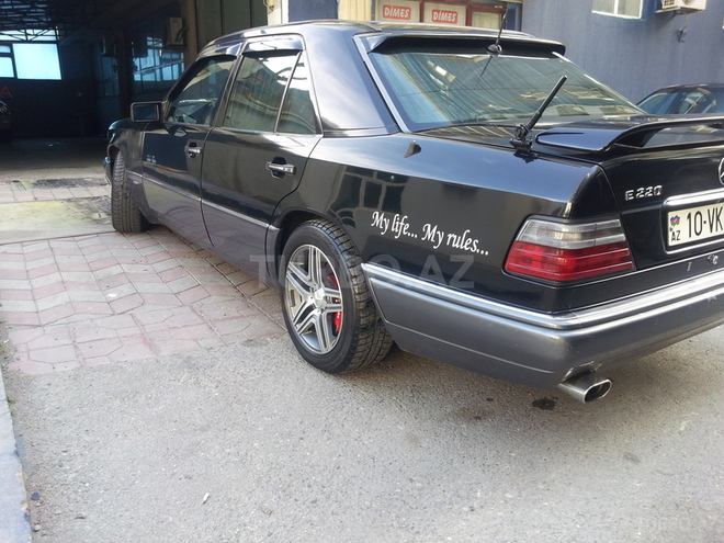 Mercedes E 220 1994, 302,500 km - 2.2 л - Bakı