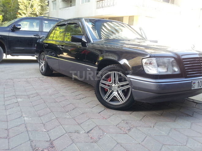Mercedes E 220 1994, 302,500 km - 2.2 л - Bakı