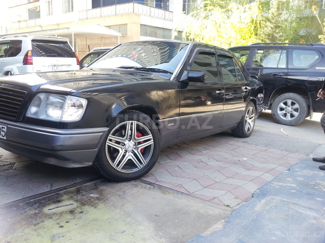 Mercedes E 220 1994, 302,500 km - 2.2 л - Bakı