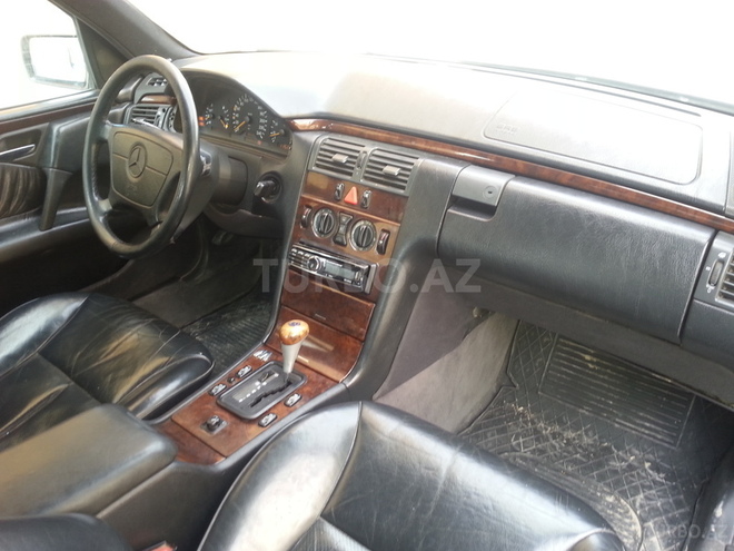 Mercedes E 230 1996, 199,000 km - 2.3 l - Bakı