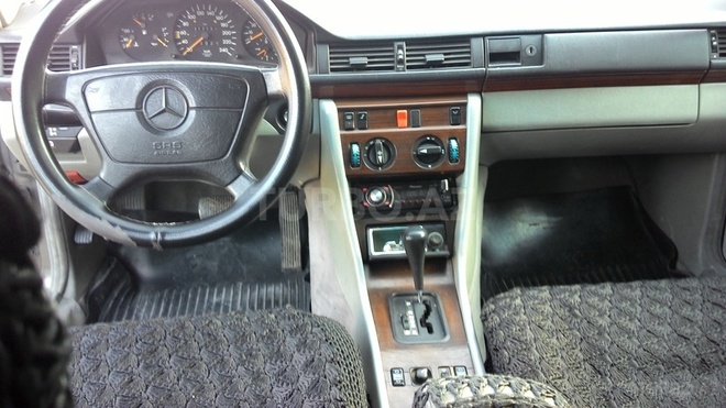 Mercedes E 220 1994, 317,197 km - 2.2 л - Bakı