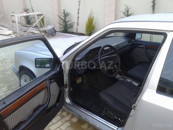 Mercedes E 260 1987, 200,000 km - 2.6 l - Bakı