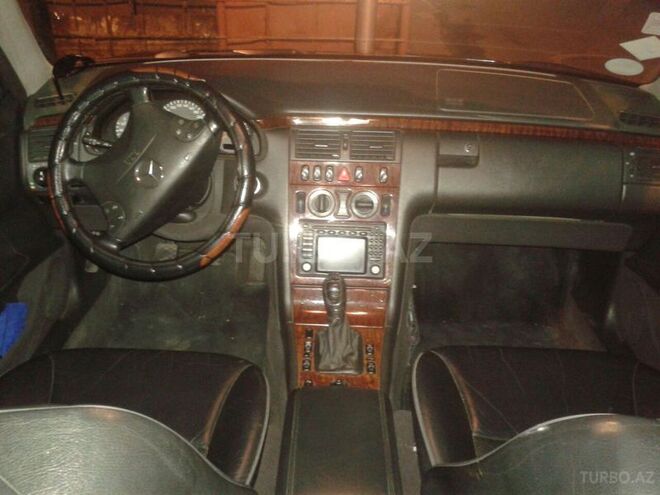 Mercedes E 260 2000, 235,000 km - 2.6 l - Bakı