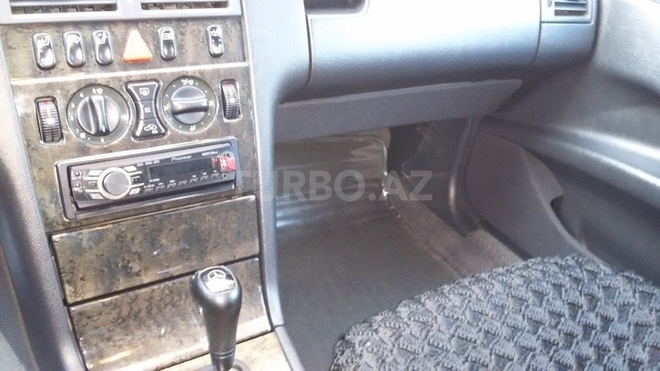 Mercedes E 240 1999, 210,000 km - 2.4 л - Bakı