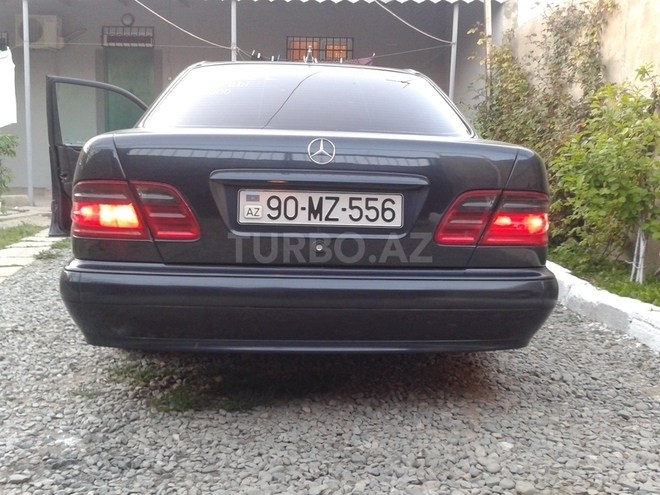 Mercedes E 220 2000, 229,000 km - 2.2 l - Bakı