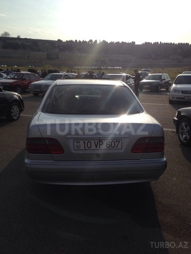 Mercedes E 240 1999, 300,000 km - 2.4 l - Bakı