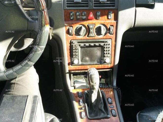 Mercedes E 260 2000, 235,000 km - 2.6 l - Bakı