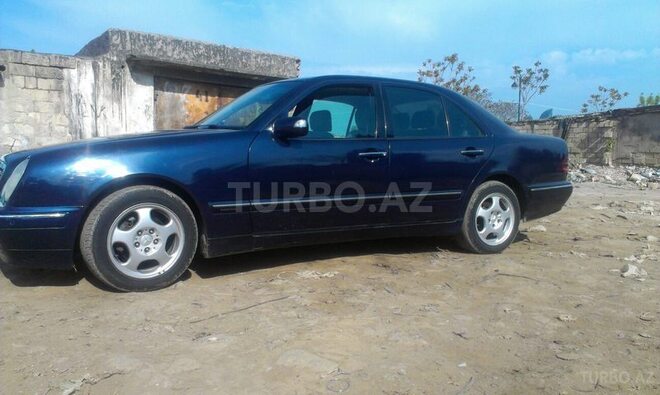 Mercedes E 220 2001, 234,000 km - 2.2 l - Bakı