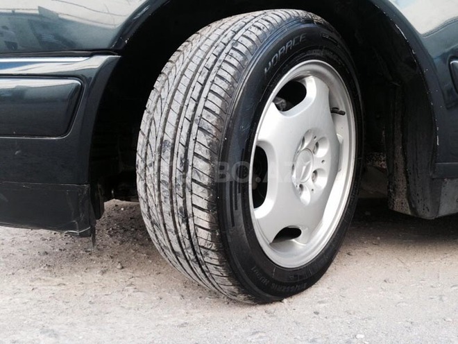 Mercedes E 240 1997, 133,487 km - 2.4 l - Bakı