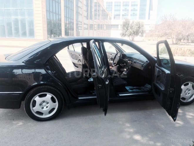 Mercedes E 240 1997, 133,487 km - 2.4 l - Bakı