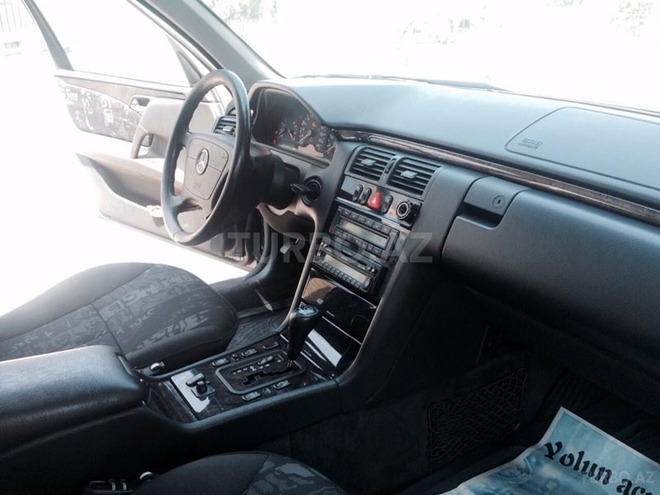 Mercedes E 240 1997, 133,487 km - 2.4 l - Bakı
