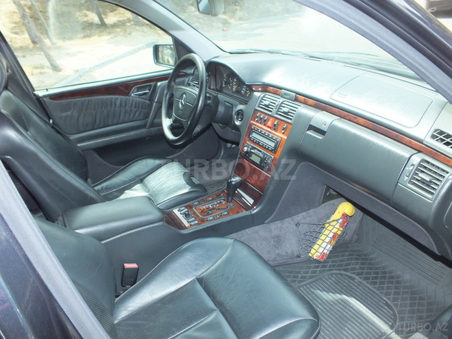 Mercedes E 320 1999, 242,300 km - 3.2 l - Bakı