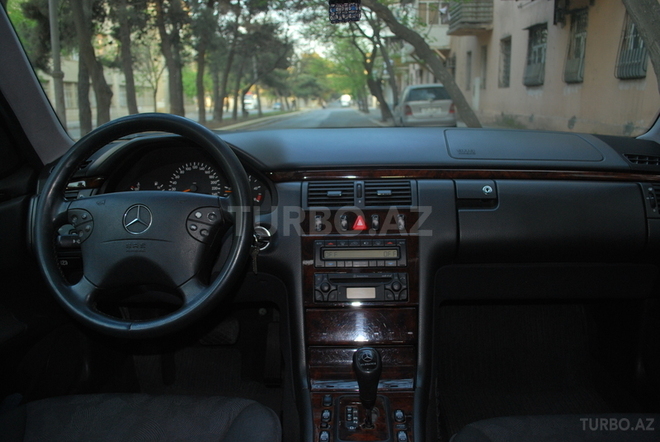Mercedes E 220 1999, 170,000 km - 2.2 l - Bakı