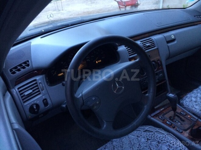 Mercedes E 220 1999, 318,573 km - 2.2 л - Bakı