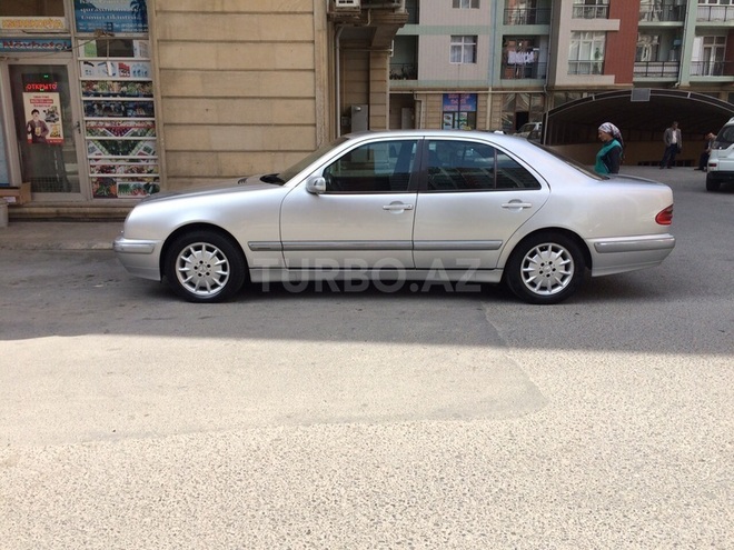 Mercedes E 220 2001, 270,000 km - 2.2 l - Bakı