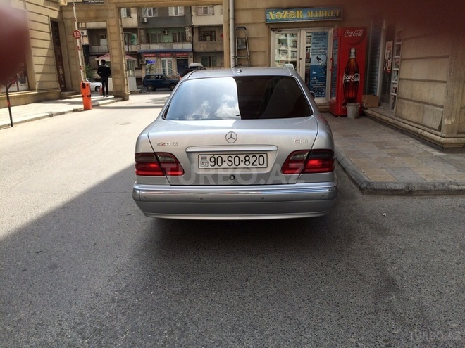Mercedes E 220 2001, 270,000 km - 2.2 l - Bakı