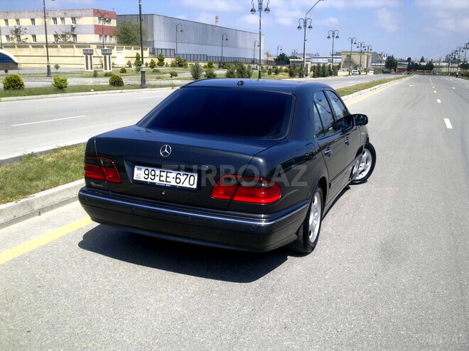 Mercedes E 220 2000, 235,000 km - 2.2 l - Bakı